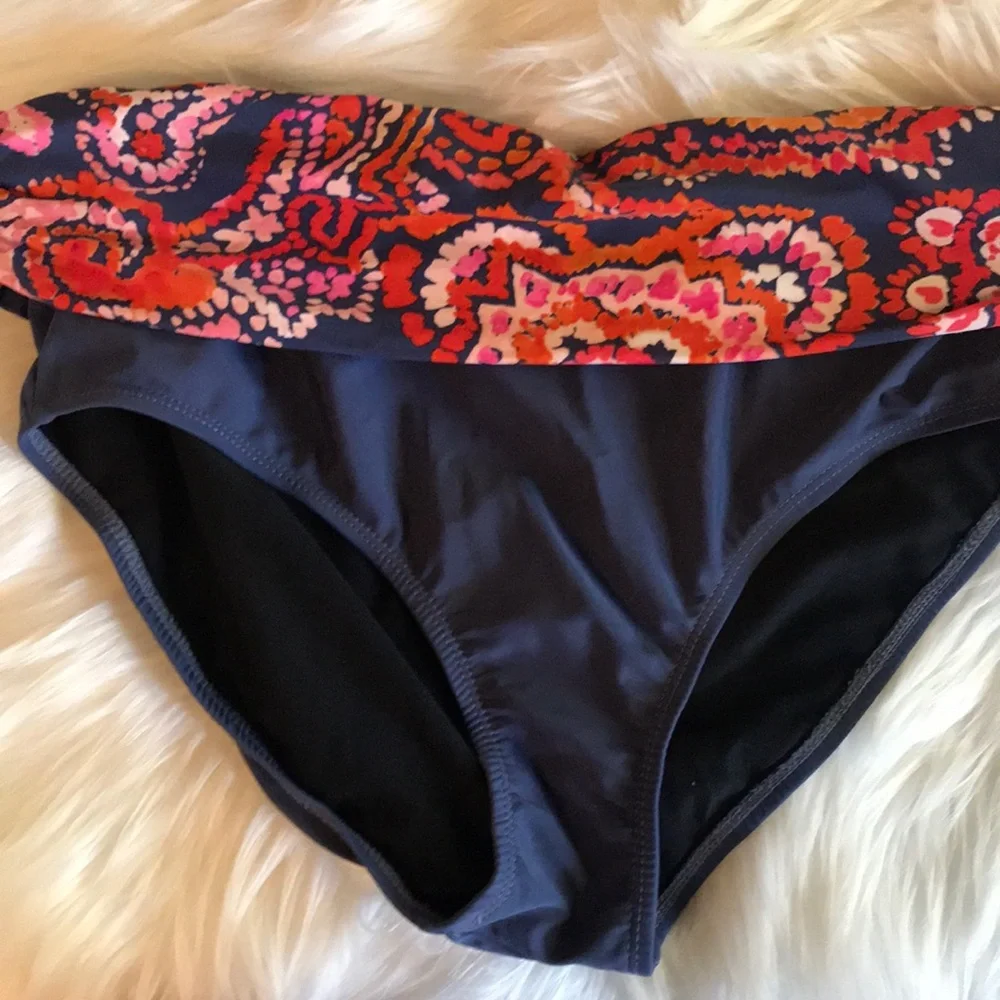Bikini - Picture 3 of 6